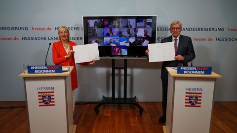 MInisterpräsident Volker Bouffier und MInisterin Kristina Sinemus präsentieren den Glasfaserpakt MInisterpräsident Volker Bouffier und MInisterin Kristina Sinemus präsentieren den Glasfaserpakt