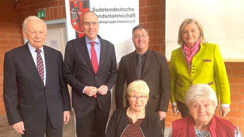 Innenminister Beuth und die Landesbeauftragte für Heimatvertriebene und Spätaussiedler, Margarete Ziegler-Raschdorf, mit weiteren Beteiligten bei der Übergabe des Förderbescheids.