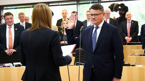 Vereidigung Boris Rhein Ministerpräsident Boris Rhein steht im Hessischen Landtag und wird von der Landtagspräsidentin vereidigt.