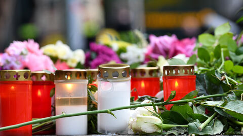 Attentat in Berlin  Ministerpräsident Boris Rhein und die Regierende Bürgermeisterin von Berlin Franziska Giffey haben am Donnerstagabend am Tatort Blumen für die Opfer der Todesfahrt in Berlin niedergelegt.