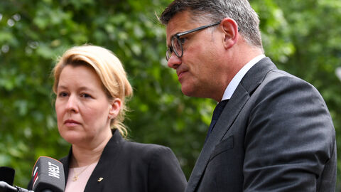 Attentat in Berlin Ministerpräsident Boris Rhein und die Regierende Bürgermeisterin von Berlin Franziska Giffey haben am Donnerstagabend am Tatort Blumen für die Opfer der Todesfahrt in Berlin niedergelegt.