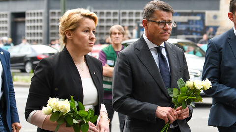 Attentat in Berlin  Ministerpräsident Boris Rhein und die Regierende Bürgermeisterin von Berlin Franziska Giffey haben am Donnerstagabend am Tatort Blumen für die Opfer der Todesfahrt in Berlin niedergelegt.
