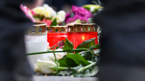 Attentat in Berlin Ministerpräsident Boris Rhein und die Regierende Bürgermeisterin von Berlin Franziska Giffey haben am Donnerstagabend am Tatort Blumen für die Opfer der Todesfahrt in Berlin niedergelegt.