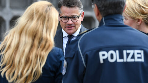 Attentat in Berlin Ministerpräsident Boris Rhein und die Regierende Bürgermeisterin von Berlin Franziska Giffey haben am Donnerstagabend am Tatort Blumen für die Opfer der Todesfahrt in Berlin niedergelegt.
