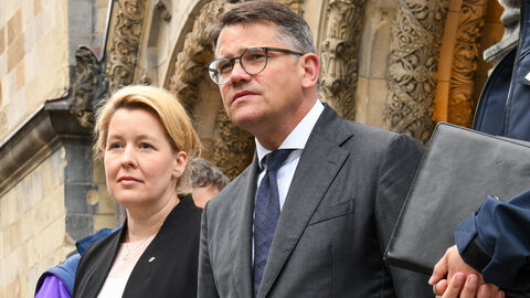 Attentat in Berlin Ministerpräsident Boris Rhein und die Regierende Bürgermeisterin von Berlin Franziska Giffey haben am Donnerstagabend am Tatort Blumen für die Opfer der Todesfahrt in Berlin niedergelegt.