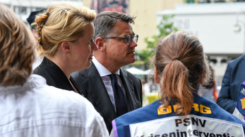 Attentat in Berlin Ministerpräsident Boris Rhein und die Regierende Bürgermeisterin von Berlin Franziska Giffey haben am Donnerstagabend am Tatort Blumen für die Opfer der Todesfahrt in Berlin niedergelegt.