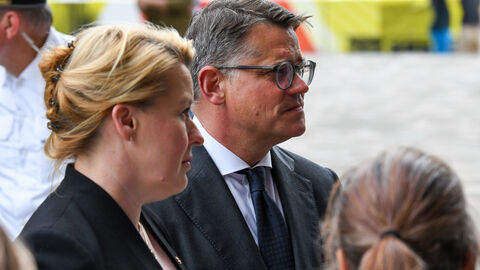 Attentat in Berlin Ministerpräsident Boris Rhein und die Regierende Bürgermeisterin von Berlin Franziska Giffey haben am Donnerstagabend am Tatort Blumen für die Opfer der Todesfahrt in Berlin niedergelegt.