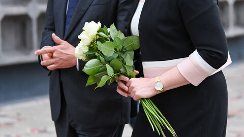 Attentat in Berlin Ministerpräsident Boris Rhein und die Regierende Bürgermeisterin von Berlin Franziska Giffey haben am Donnerstagabend am Tatort Blumen für die Opfer der Todesfahrt in Berlin niedergelegt.