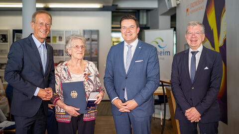 Axel Wintermeyer, Gerda Heufelder, Hofheims Bürgermeister Christian Vogt und Stadtverordnetenvorsteher Andreas Hegeler bei der Überreichung des Bundesverdienstkreuzes 