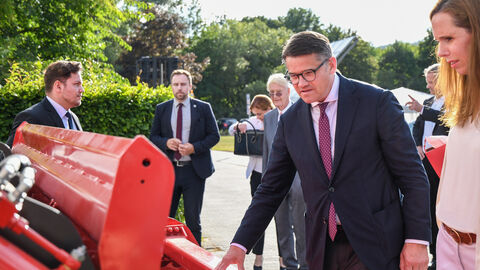 Ministerpräsident Boris Rhein besucht den Gewerbepark Hüttenwerk Michelstadt Ministerpräsident Boris Rhein besucht den Gewerbepark Hüttenwerk Michelstadt
