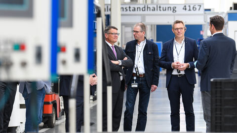 Ministerpräsident Rhein beim Rundgang durch die Produktionshallen mit dem stellvertretenden Betriebsratsvorsitzenden Christian Wetekam. Ministerpräsident Rhein beim Rundgang durch die Produktionshallen mit dem stellvertretenden Betriebsratsvorsitzenden Christian Wetekam.