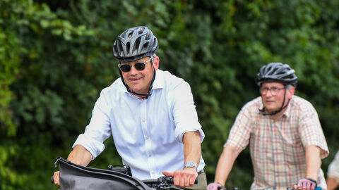 Um mit den Bürgerinnen und Bürgern im Main-Kinzig-Kreis ins Gespräch zu kommen, hat Ministerpräsident Boris Rhein zu einer Radtour ins Kinzigtal eingeladen. Ministerpräsident Boris Rhein fährt Fahrrad