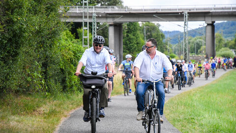 Um mit den Bürgerinnen und Bürgern im Main-Kinzig-Kreis ins Gespräch zu kommen, hat Ministerpräsident Boris Rhein zu einer Radtour ins Kinzigtal eingeladen. Um mit den Bürgerinnen und Bürgern im Main-Kinzig-Kreis ins Gespräch zu kommen, hat Ministerpräsident Boris Rhein zu einer Radtour ins Kinzigtal eingeladen.