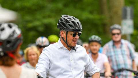 Um mit den Bürgerinnen und Bürgern im Main-Kinzig-Kreis ins Gespräch zu kommen, hat Ministerpräsident Boris Rhein zu einer Radtour ins Kinzigtal eingeladen. Um mit den Bürgerinnen und Bürgern im Main-Kinzig-Kreis ins Gespräch zu kommen, hat Ministerpräsident Boris Rhein zu einer Radtour ins Kinzigtal eingeladen.