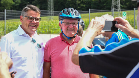 Um mit den Bürgerinnen und Bürgern im Main-Kinzig-Kreis ins Gespräch zu kommen, hat Ministerpräsident Boris Rhein zu einer Radtour ins Kinzigtal eingeladen. Um mit den Bürgerinnen und Bürgern im Main-Kinzig-Kreis ins Gespräch zu kommen, hat Ministerpräsident Boris Rhein zu einer Radtour ins Kinzigtal eingeladen.