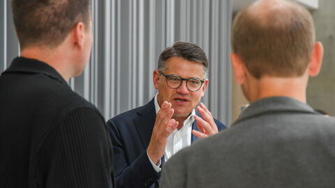 Ministerpräsident Boris Rhein besuchte das in Biebergemünd ansässige Unternehmen Engelbert Strauss GmbH & Co. KG Ministerpräsident Boris Rhein besuchte das in Biebergemünd ansässige Unternehmen Engelbert Strauss GmbH & Co. KG
