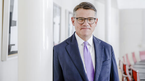 Ministerpräsident Boris Rhein Porträtaufnahme von Ministerpräsident Boris Rhein im Kabinettsaal in der Hessischen Staatskanzlei