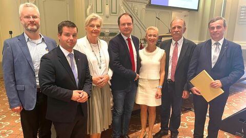 Landesbeauftragte Margarete Ziegler-Raschdorf mit den Beteiligten beim Tag der Heimat des BdV-Bund der Vertriebenen 2022