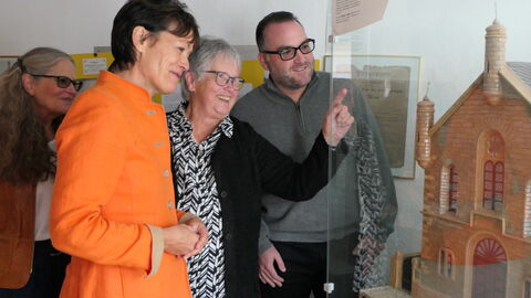 Lucia Puttrich mit Hildegard Schiebe (Mitte) und Matthew Strauss (rechts)