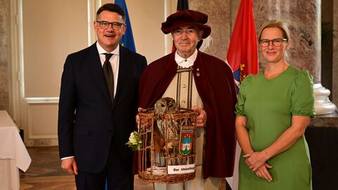 Ministerpräsident Boris Rhein mit seiner Frau Tanja Raab-Rhein und der Uhlenfänger der Stadt Waldkappel Horst Böttner. Ministerpräsident Boris Rhein mit seiner Frau Tanja Raab-Rhein und der Uhlenfänger der Stadt Waldkappel Horst Böttner.