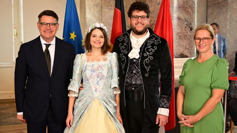 Ministerpräsident Boris Rhein mit seiner Frau Tanja Raab-Rhein und das Eltviller Rosenpaar Julia und Valentin; Julia Schmitt und Valentin Schmitt. Ministerpräsident Boris Rhein mit seiner Frau Tanja Raab-Rhein und das Eltviller Rosenpaar Julia und Valentin; Julia Schmitt und Valentin Schmitt.