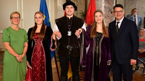 Ministerpräsident Boris Rhein mit seiner Frau Tanja Raab-Rhein mit Junker Hans und seine Burgfräulein aus Neustadt; Tom Streichert, Anna Mix und Mona Henkel. Ministerpräsident Boris Rhein mit seiner Frau Tanja Raab-Rhein mit Junker Hans und seine Burgfräulein aus Neustadt; Tom Streichert, Anna Mix und Mona Henkel.