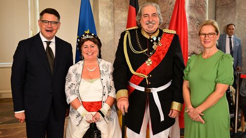 Ministerpräsident Boris Rhein mit seiner Frau Tanja Raab-Rhein mit Kaiserin Sissi und König Ludwig II. von Bayern, die Kulturbotschafter der Stadt Bad Schwalbach; Peter Friedrich Gronau und Carola Gronau. Ministerpräsident Boris Rhein mit seiner Frau Tanja Raab-Rhein mit Kaiserin Sissi und König Ludwig II. von Bayern, die Kulturbotschafter der Stadt Bad Schwalbach; Peter Friedrich Gronau und Carola Gronau.