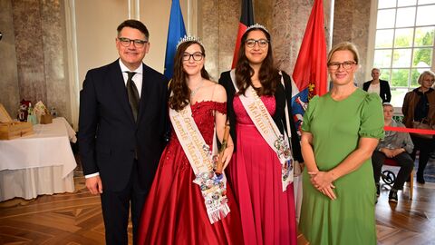 Ministerpräsident Boris Rhein mit seiner Frau Tanja Raab-Rhein und die Bibliser Gurkenkönigin Leonie Marie I. mit Gurkenprinzessin Melanie; Leonie Marie Kipfstuhl und Melanie Nitsch. Ministerpräsident Boris Rhein mit seiner Frau Tanja Raab-Rhein und die Bibliser Gurkenkönigin Leonie Marie I. mit Gurkenprinzessin Melanie; Leonie Marie Kipfstuhl und Melanie Nitsch.