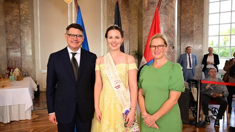 Ministerpräsident Boris Rhein mit seiner Frau Tanja Raab-Rhein und Sonnenbotschafterin Luisa-Maria I. aus Bürstadt; Luisa-Marie Morweiser. Ministerpräsident Boris Rhein mit seiner Frau Tanja Raab-Rhein und Sonnenbotschafterin Luisa-Maria I. aus Bürstadt; Luisa-Marie Morweiser.