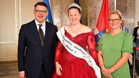 Ministerpräsident Boris Rhein mit seiner Frau Tanja Raab-Rhein und die Odenwälder Apfelkönigin Miriam I.; Miriam Kurz-Rosenberger. Ministerpräsident Boris Rhein mit seiner Frau Tanja Raab-Rhein und die Odenwälder Apfelkönigin Miriam I.; Miriam Kurz-Rosenberger.