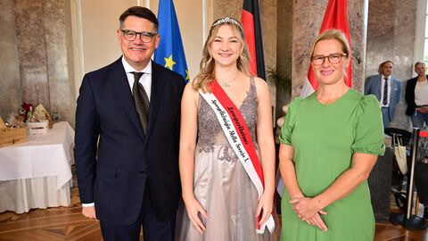 Ministerpräsident Boris Rhein mit seiner Frau Tanja Raab-Rhein und die Lampertheimer Spargelkönigin Stella Svenja I.; Stella Svenja Zeymer. Ministerpräsident Boris Rhein mit seiner Frau Tanja Raab-Rhein und die Lampertheimer Spargelkönigin Stella Svenja I.; Stella Svenja Zeymer.
