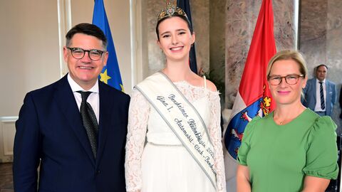 Ministerpräsident Boris Rhein mit seiner Frau Tanja Raab-Rhein und die Blütenkönigin Gina I., Gina Steinbrenner Ministerpräsident Boris Rhein mit seiner Frau Tanja Raab-Rhein und die Blütenkönigin Gina I., Gina Steinbrenner