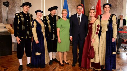 Ministerpräsident Boris Rhein mit seiner Frau Tanja Raab-Rhein und das Königsteiner Burgfräulein Angelika I. mit den Hofdamen Nathalie und Julia und den Junkern Daniel und August; Angelika Orzechowsky, Nathalie Dilger, Julia Hahl, Daniel Georgi und August Orzechowsky. Ministerpräsident Boris Rhein mit seiner Frau Tanja Raab-Rhein und das Königsteiner Burgfräulein Angelika I. mit den Hofdamen Nathalie und Julia und den Junkern Daniel und August; Angelika Orzechowsky, Nathalie Dilger, Julia Hahl, Daniel Georgi und August Orzechowsky.
