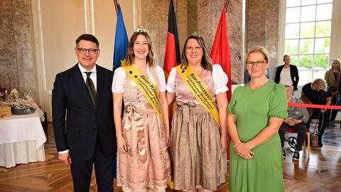 Ministerpräsident Boris Rhein mit seiner Frau Tanja Raab-Rhein und die 32. Lauterbacher Bierkönigin Laura mit Bierprinzessin Heidi; Laura Klinge und Heidi Schmidt. Ministerpräsident Boris Rhein mit seiner Frau Tanja Raab-Rhein und die 32. Lauterbacher Bierkönigin Laura mit Bierprinzessin Heidi; Laura Klinge und Heidi Schmidt.