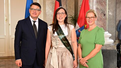 Ministerpräsident Boris Rhein mit seiner Frau Tanja Raab-Rhein und die Niederhöchstädter Apfelkönigin Johanna I.; Johanna Gorzel Ministerpräsident Boris Rhein mit seiner Frau Tanja Raab-Rhein und die Niederhöchstädter Apfelkönigin Johanna I.; Johanna Gorzel