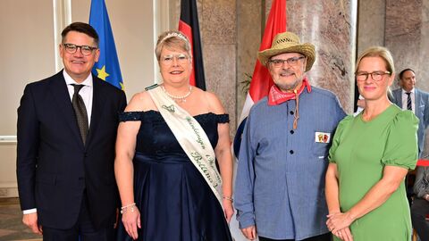 Ministerpräsident Boris Rhein mit seiner Frau Tanja Raab-Rhein und die Hochstädter Weinkönigin Bettina I. mit Weinjunker Manfred; Bettina Weber und Manfred Ritz. Ministerpräsident Boris Rhein mit seiner Frau Tanja Raab-Rhein und die Hochstädter Weinkönigin Bettina I. mit Weinjunker Manfred; Bettina Weber und Manfred Ritz.