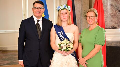 Ministerpräsident Boris Rhein mit seiner Frau Tanja Raab-Rhein und der Bad Wildunger Blumenkönigin Maria I.; Maria Gutheil. Ministerpräsident Boris Rhein mit seiner Frau Tanja Raab-Rhein und der Bad Wildunger Blumenkönigin Maria I.; Maria Gutheil.