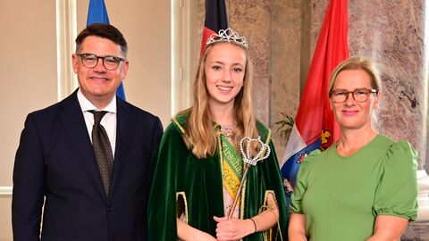 Ministerpräsident Boris Rhein mit seiner Frau Tanja Raab-Rhein und der Kirschkönigin Yessica I.; Yessica Celine Heuser. Ministerpräsident Boris Rhein mit seiner Frau Tanja Raab-Rhein und der Kirschkönigin Yessica I.; Yessica Celine Heuser.