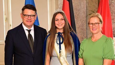 Ministerpräsident Boris Rhein mit seiner Frau Tanja Raab-Rhein und die Breckenheimer Ländcheskönigin Madeleine, Madeleine Wottke. Ministerpräsident Boris Rhein mit seiner Frau Tanja Raab-Rhein und die Breckenheimer Ländcheskönigin Madeleine, Madeleine Wottke.