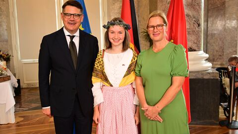 Bildunterschrift: Ministerpräsident Boris Rhein mit seiner Frau Tanja Raab-Rhein und Lavendelkönigin Ariane I.; Ariane Baecker. Bildunterschrift: Ministerpräsident Boris Rhein mit seiner Frau Tanja Raab-Rhein und Lavendelkönigin Ariane I.; Ariane Baecker.