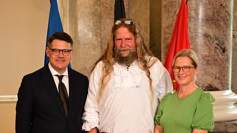 Ministerpräsident Boris Rhein mit seiner Frau Tanja Raab-Rhein und der Odenhäuser Bacchus Maz I.; Matthias Schmidt. Ministerpräsident Boris Rhein mit seiner Frau Tanja Raab-Rhein und der Odenhäuser Bacchus Maz I.; Matthias Schmidt.