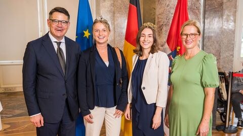 Ministerpräsident Boris Rhein mit seiner Frau Tanja Raab-Rhein und die Rheingauer Weinkönigin Katja I mit Weinprinzessin Caroline I.; Katja Föhr und Caroline Ebert. Ministerpräsident Boris Rhein mit seiner Frau Tanja Raab-Rhein und die Rheingauer Weinkönigin Katja I mit Weinprinzessin Caroline I.; Katja Föhr und Caroline Ebert.