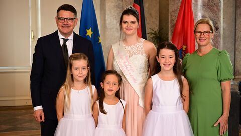Ministerpräsident Boris Rhein mit seiner Frau Tanja Raab-Rhein und der Blütenkönigin Mathilda I. mit den Blütenkindern Ella, Emma und Hannah; Mathilda Willitsch, Ella Déal, Emma Mangels und Hannah Blecher. Ministerpräsident Boris Rhein mit seiner Frau Tanja Raab-Rhein und der Blütenkönigin Mathilda I. mit den Blütenkindern Ella, Emma und Hannah; Mathilda Willitsch, Ella Déal, Emma Mangels und Hannah Blecher.