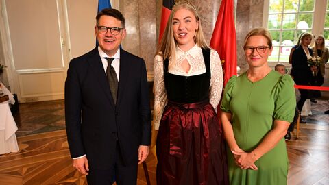 Ministerpräsident Boris Rhein mit seiner Frau Tanja Raab-Rhein und der Frankfurter Weinkönigin Lena I.; Lena Roie. Ministerpräsident Boris Rhein mit seiner Frau Tanja Raab-Rhein und der Frankfurter Weinkönigin Lena I.; Lena Roie.