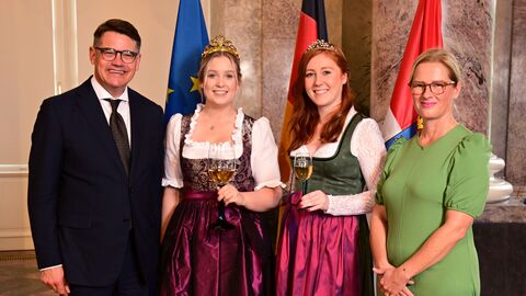 Ministerpräsident Boris Rhein mit seiner Frau Tanja Raab-Rhein und die Hochheimer Weinkönigin Viktoria I. und ihre Weinprinzessinnen Julia und Jana; Viktoria Wolf, Julia Grampe und Jana Steinmetz. Ministerpräsident Boris Rhein mit seiner Frau Tanja Raab-Rhein und die Hochheimer Weinkönigin Viktoria I. und ihre Weinprinzessinnen Julia und Jana; Viktoria Wolf, Julia Grampe und Jana Steinmetz.
