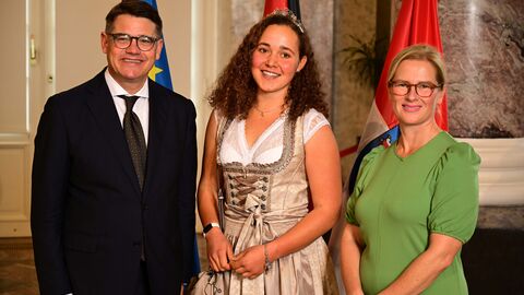 Ministerpräsident Boris Rhein mit seiner Frau Tanja Raab-Rhein und die Kostheimer Weinprinzessin; Pia Pfeifer. Ministerpräsident Boris Rhein mit seiner Frau Tanja Raab-Rhein und die Kostheimer Weinprinzessin; Pia Pfeifer.