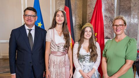 Ministerpräsident Boris Rhein mit seiner Frau Tanja Raab-Rhein und Weinkönigin Stella I. mit der Weinprinzessin Lea I. Ministerpräsident Boris Rhein mit seiner Frau Tanja Raab-Rhein und Weinkönigin Stella I. mit der Weinprinzessin Lea I.