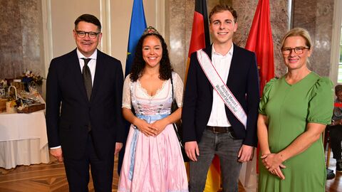 Ministerpräsident Boris Rhein mit seiner Frau Tanja Raab-Rhein und die Martinsthaler Weinkönigin Janie I. mit ihrem Bacchus Marvin; Janie Vomberg und Marvin Sabou. Ministerpräsident Boris Rhein mit seiner Frau Tanja Raab-Rhein und die Martinsthaler Weinkönigin Janie I. mit ihrem Bacchus Marvin; Janie Vomberg und Marvin Sabou.