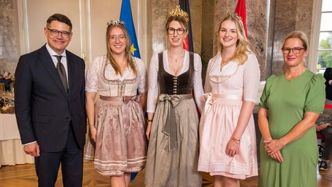 Ministerpräsident Boris Rhein mit seiner Frau Tanja Raab-Rhein und die Hallgartener Weinmajestäten, Weinkönigin Lena mit den Weinprinzessinnen Celine und Zoe; Lena Orth, Celine Loeschmann und Zoe Mayer. Ministerpräsident Boris Rhein mit seiner Frau Tanja Raab-Rhein und die Hallgartener Weinmajestäten, Weinkönigin Lena mit den Weinprinzessinnen Celine und Zoe; Lena Orth, Celine Loeschmann und Zoe Mayer.