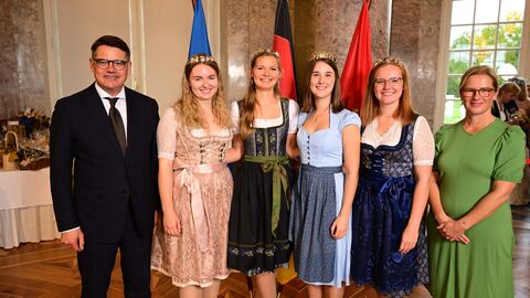 Ministerpräsident Boris Rhein mit seiner Frau Tanja Raab-Rhein und die Oestricher Weinkönigin Silvana mit ihren Weinprinzessinnen Florentine, Alicia und Katharina; Silvana Fetzer, Florentine Uebe, Alicia Kunz und Katharina Klein. Ministerpräsident Boris Rhein mit seiner Frau Tanja Raab-Rhein und die Oestricher Weinkönigin Silvana mit ihren Weinprinzessinnen Florentine, Alicia und Katharina; Silvana Fetzer, Florentine Uebe, Alicia Kunz und Katharina Klein.